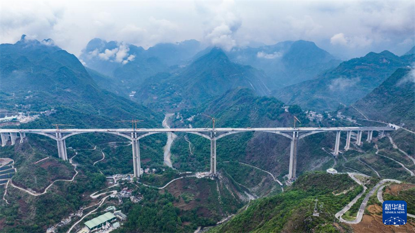Guizhou: Grande Ponte de Liuzhi na rodovia Nayong-Qinglong é acoplada