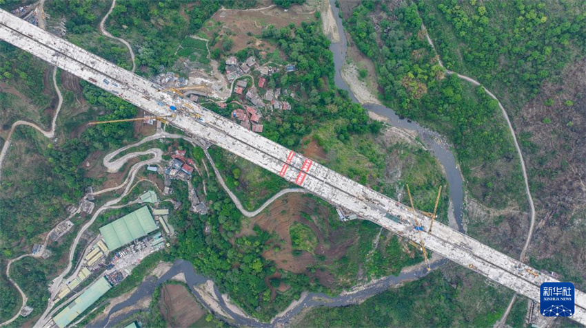 Guizhou: Grande Ponte de Liuzhi na rodovia Nayong-Qinglong é acoplada