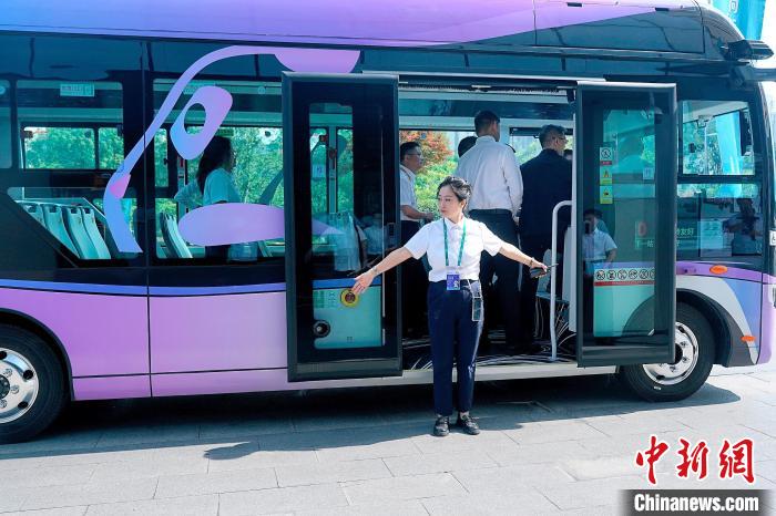 Primeiro lote de ?nibus aut?nomos L4 de 6 metros estreia em Chengdu