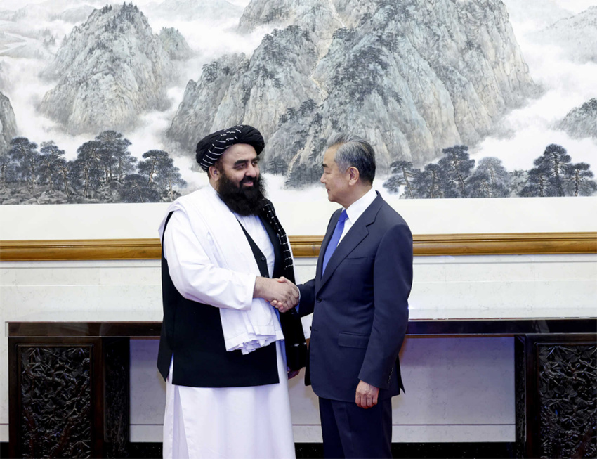 Chanceler chinês reúne-se com chanceler afeg?o interino em Beijing