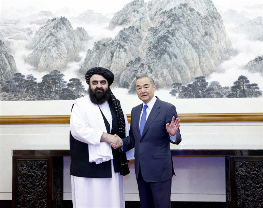 Chanceler chinês reúne-se com chanceler afeg?o interino em Beijing