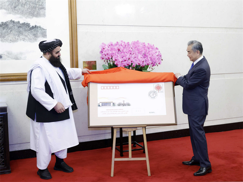 Chanceler chinês reúne-se com chanceler afeg?o interino em Beijing