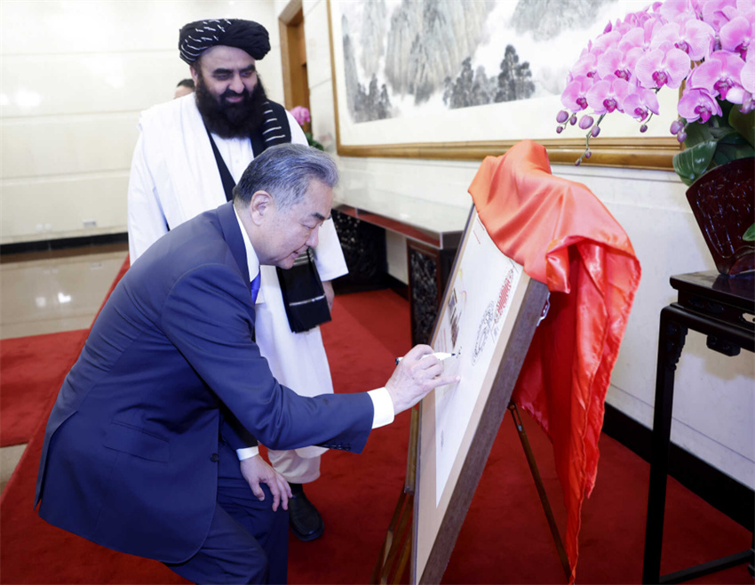 Chanceler chinês reúne-se com chanceler afeg?o interino em Beijing