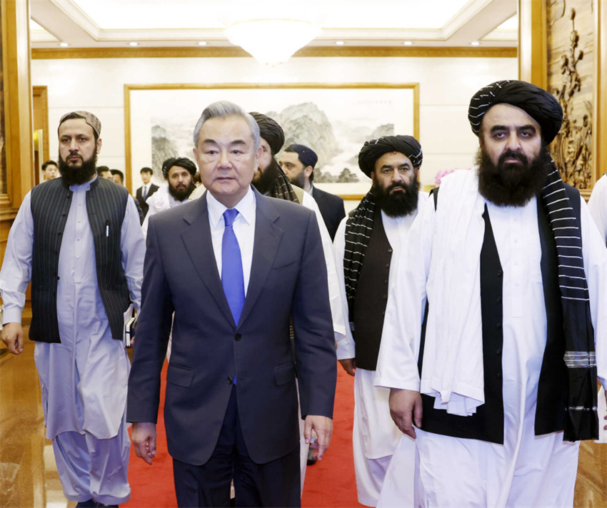 Chanceler chinês reúne-se com chanceler afeg?o interino em Beijing