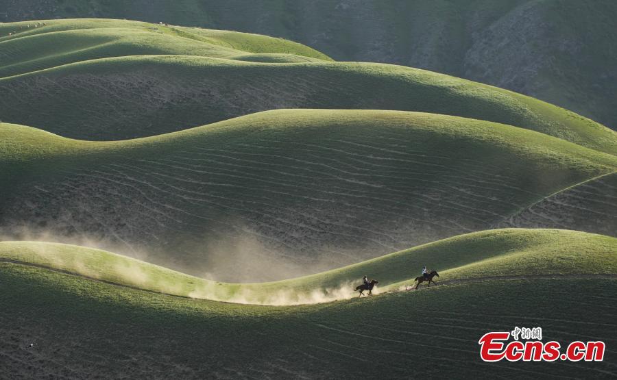 Paisagem natural da Pradaria de Kalajun em Xinjiang, noroeste da China