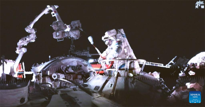 Astronautas da Shenzhou-20 completam primeira caminhada espacial