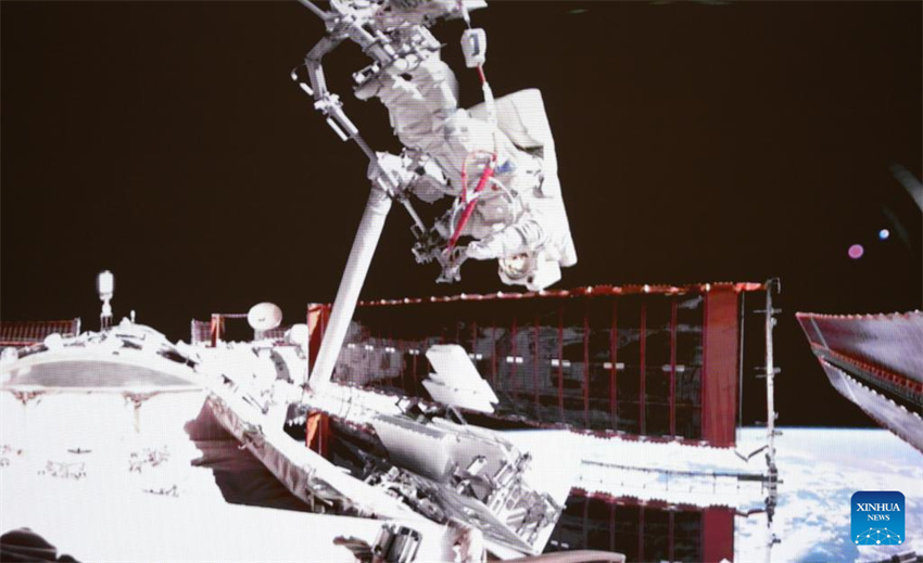 Astronautas da Shenzhou-20 completam primeira caminhada espacial