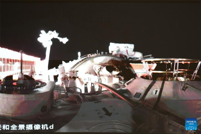 Astronautas da Shenzhou-20 completam primeira caminhada espacial