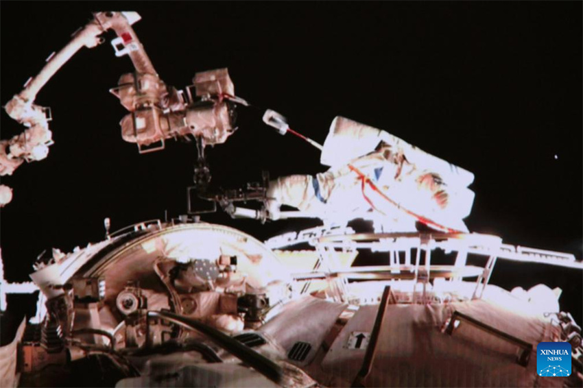 Astronautas da Shenzhou-20 completam primeira caminhada espacial