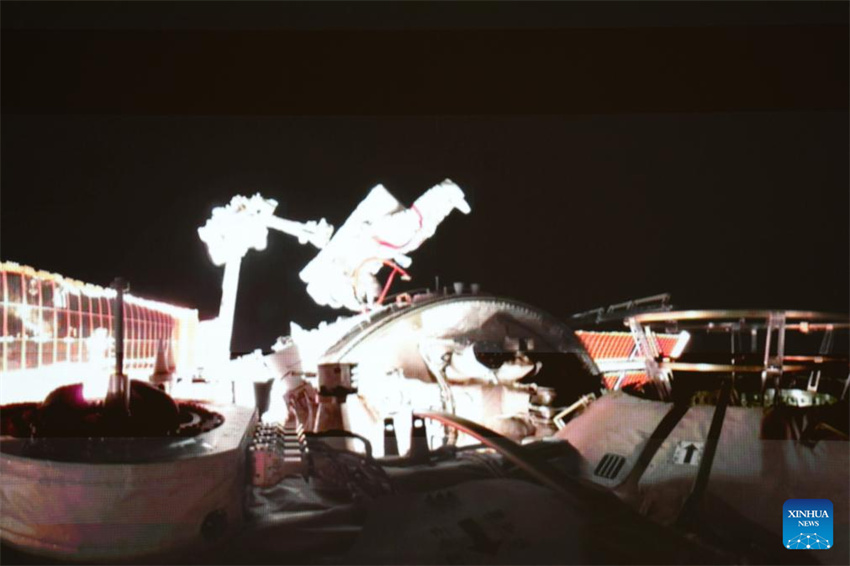 Astronautas da Shenzhou-20 completam primeira caminhada espacial