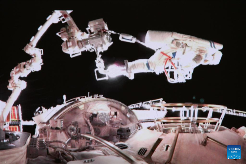 Astronautas da Shenzhou-20 completam primeira caminhada espacial