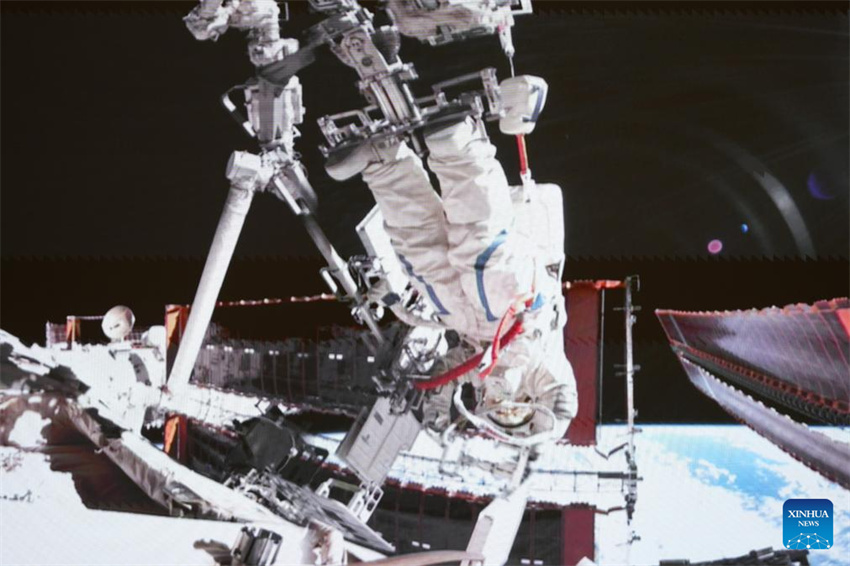 Astronautas da Shenzhou-20 completam primeira caminhada espacial