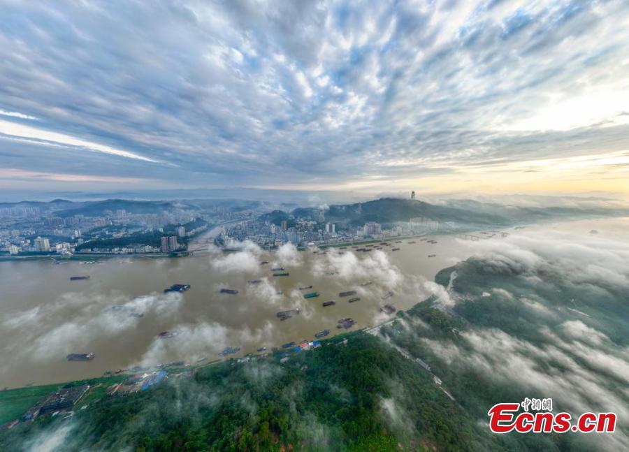 Navios de carga navegam no Rio Xijiang