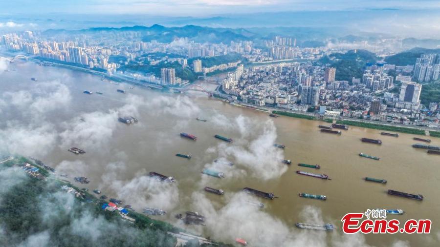 Navios de carga navegam no Rio Xijiang