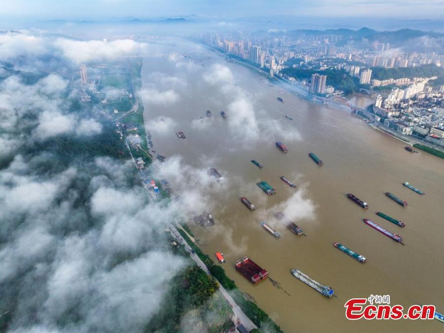 Navios de carga navegam no Rio Xijiang