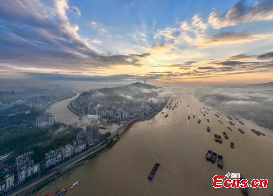 Navios de carga navegam no Rio Xijiang