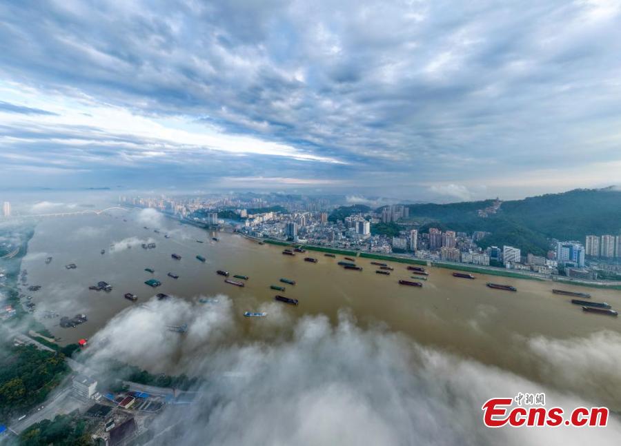 Navios de carga navegam no Rio Xijiang