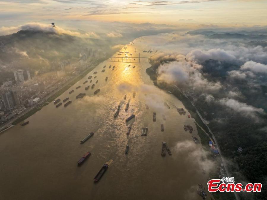 Navios de carga navegam no Rio Xijiang