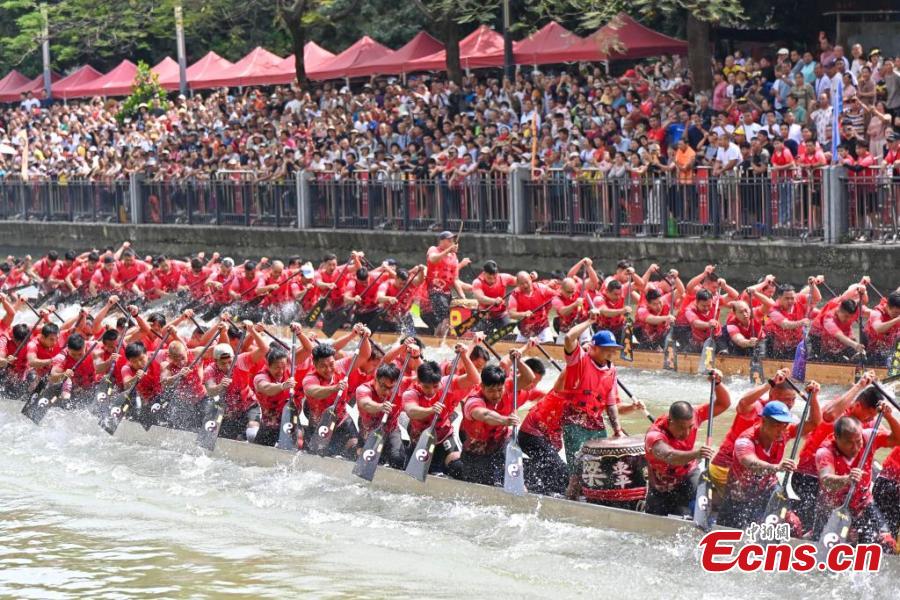Corrida de barcos-drag?o realizada para celebrar o próximo festival no sul da China