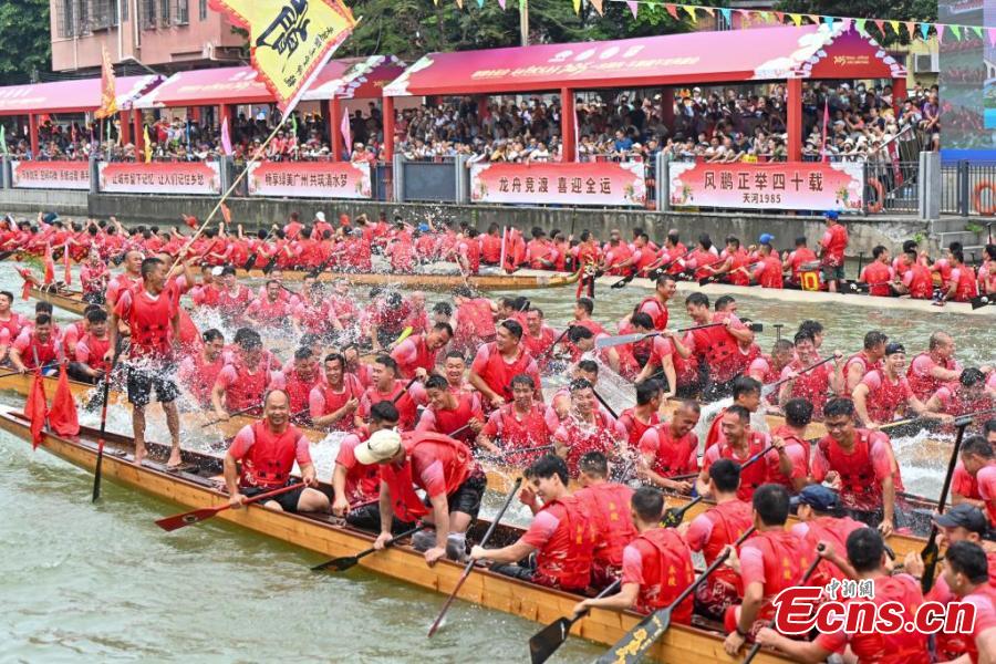 Corrida de barcos-drag?o realizada para celebrar o próximo festival no sul da China