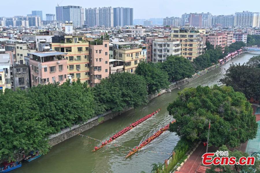 Corrida de barcos-drag?o realizada para celebrar o próximo festival no sul da China
