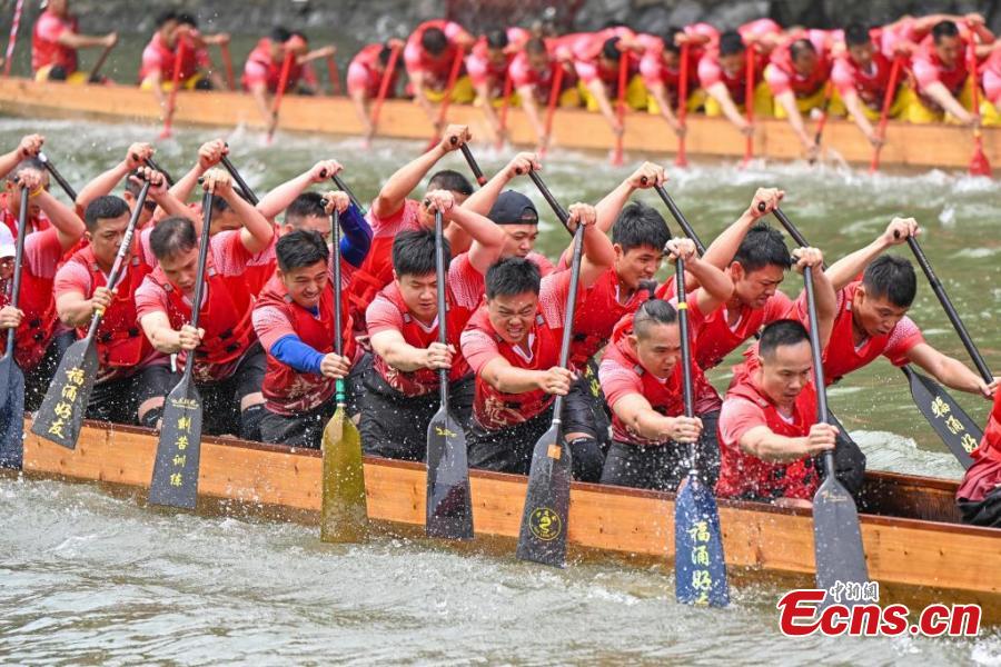 Corrida de barcos-drag?o realizada para celebrar o próximo festival no sul da China