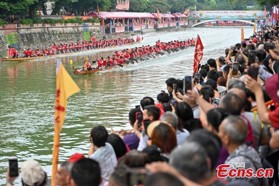 Corrida de barcos-drag?o realizada para celebrar o próximo festival no sul da China