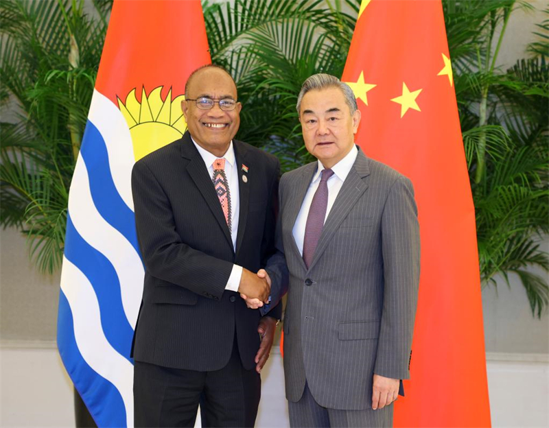 Ministro das Rela??es Exteriores da China se reúne com convidados dos países insulares do Pacífico