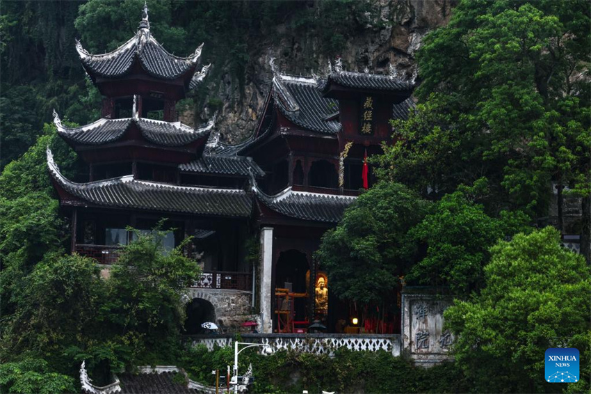 Complexo de Cavernas Qinglong: edifícios antigos em penhasco de Guizhou