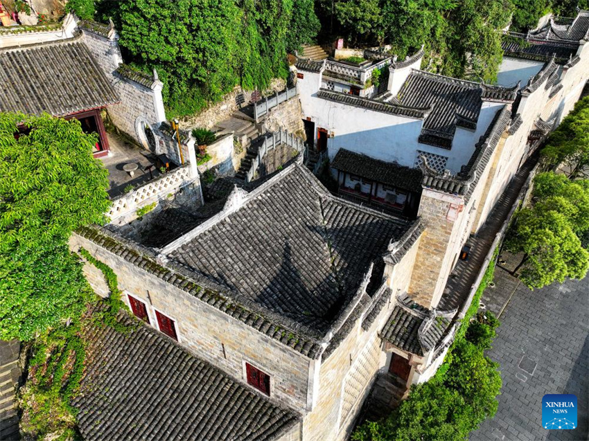 Complexo de Cavernas Qinglong: edifícios antigos em penhasco de Guizhou