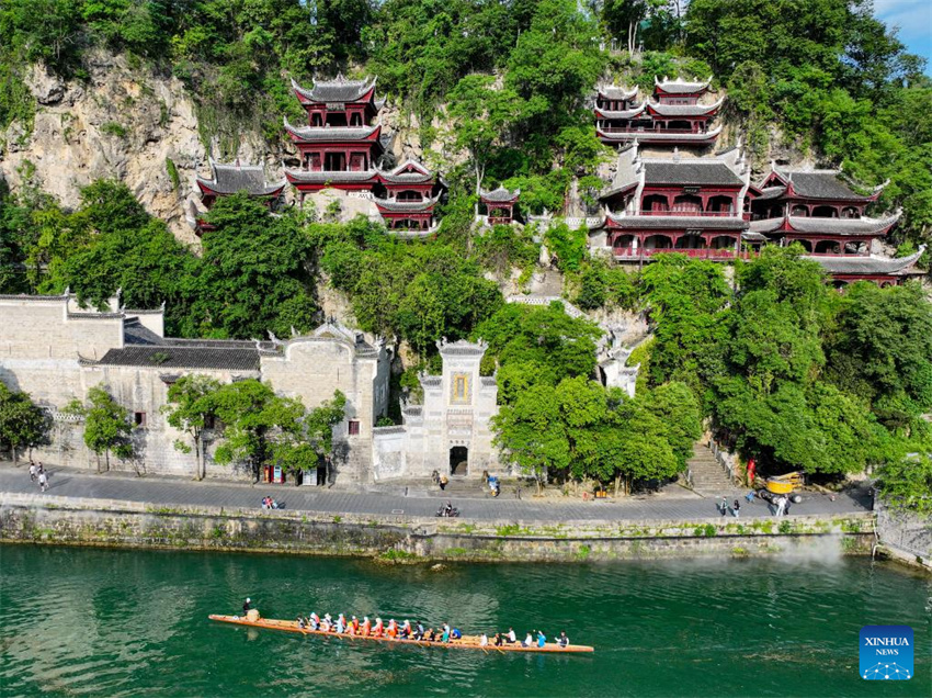 Complexo de Cavernas Qinglong: edifícios antigos em penhasco de Guizhou