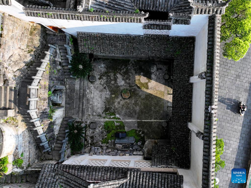 Complexo de Cavernas Qinglong: edifícios antigos em penhasco de Guizhou