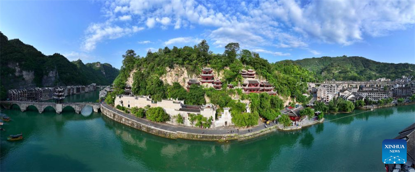 Complexo de Cavernas Qinglong: edifícios antigos em penhasco de Guizhou