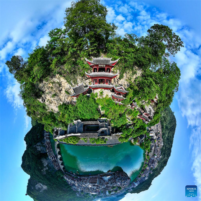 Complexo de Cavernas Qinglong: edifícios antigos em penhasco de Guizhou