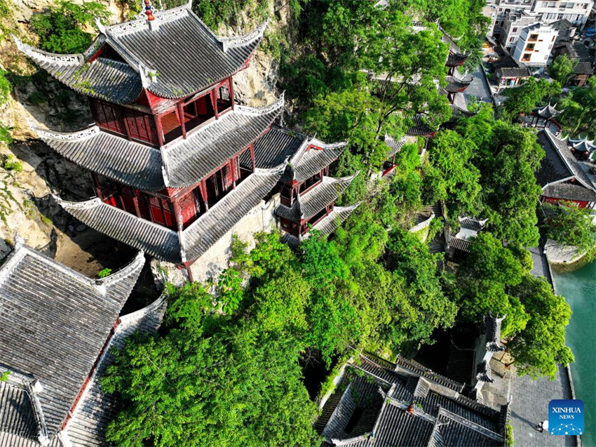 Complexo de Cavernas Qinglong: edifícios antigos em penhasco de Guizhou