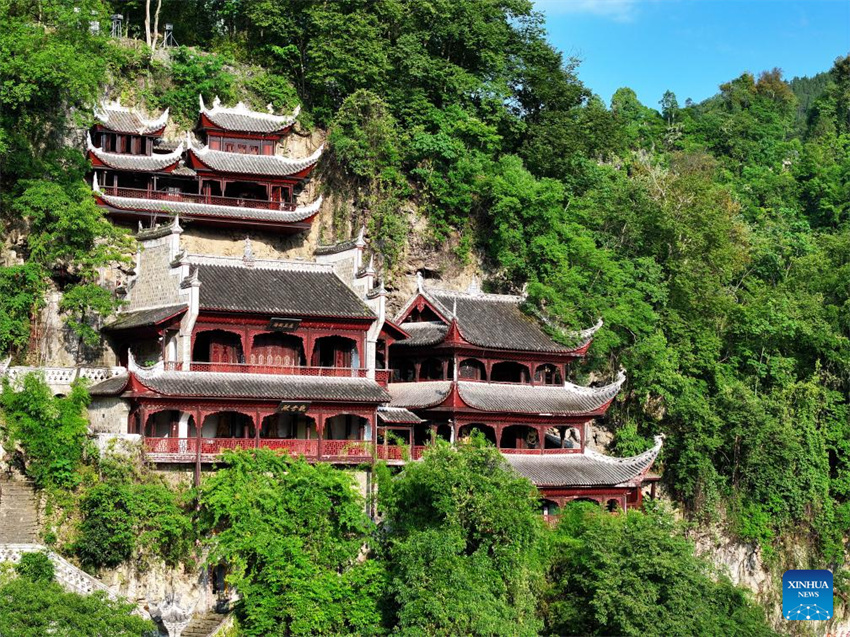 Complexo de Cavernas Qinglong: edifícios antigos em penhasco de Guizhou