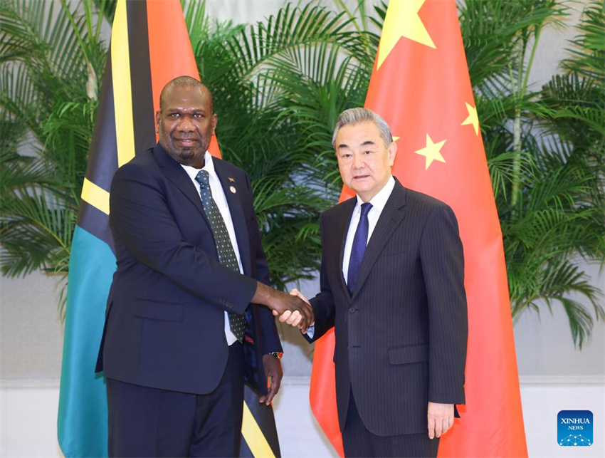 Chanceler chinês reúne-se com homólogos dos países insulares do Pacífico