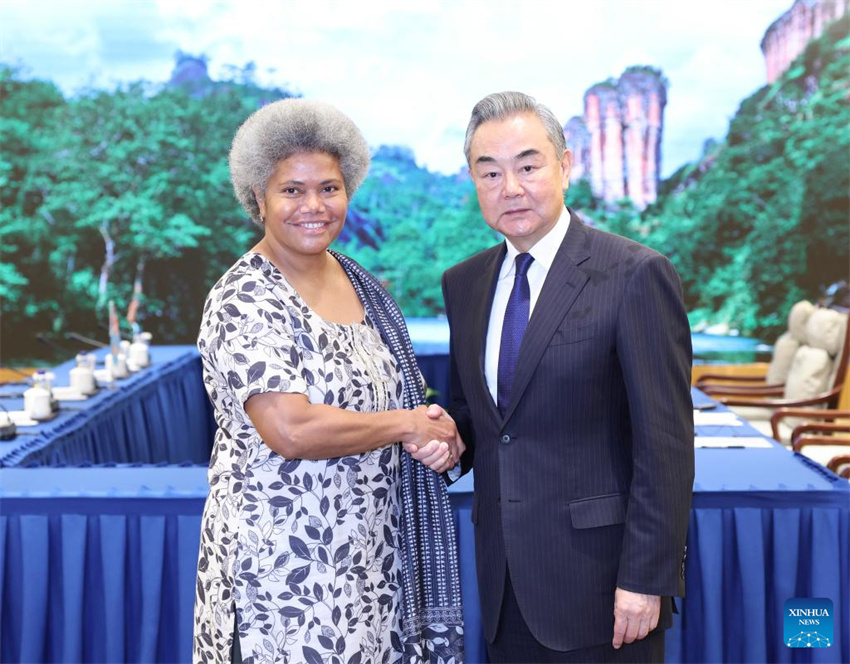 Chanceler chinês reúne-se com homólogos dos países insulares do Pacífico