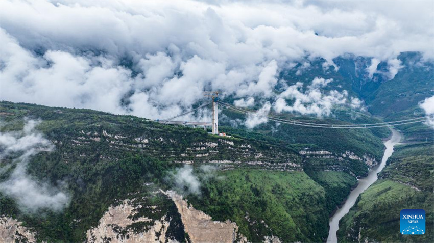 Grande Ponte de Tianmen em constru??o em Guizhou, na China