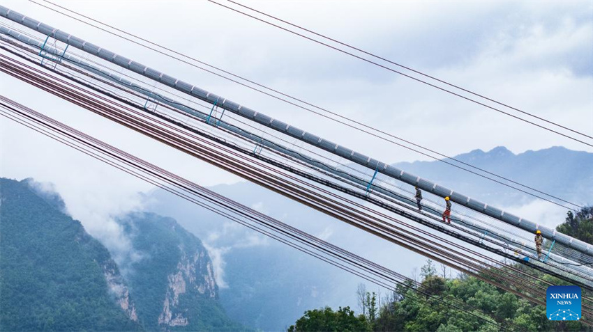 Grande Ponte de Tianmen em constru??o em Guizhou, na China