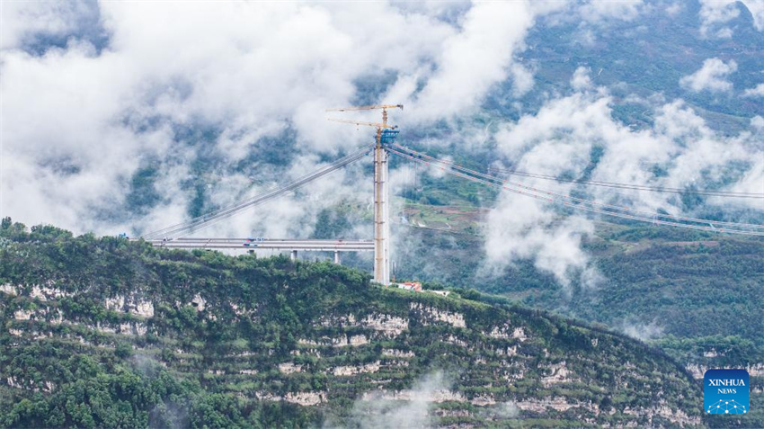 Grande Ponte de Tianmen em constru??o em Guizhou, na China