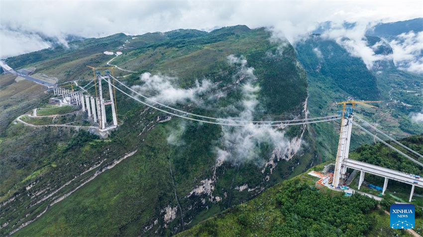 Grande Ponte de Tianmen em constru??o em Guizhou, na China
