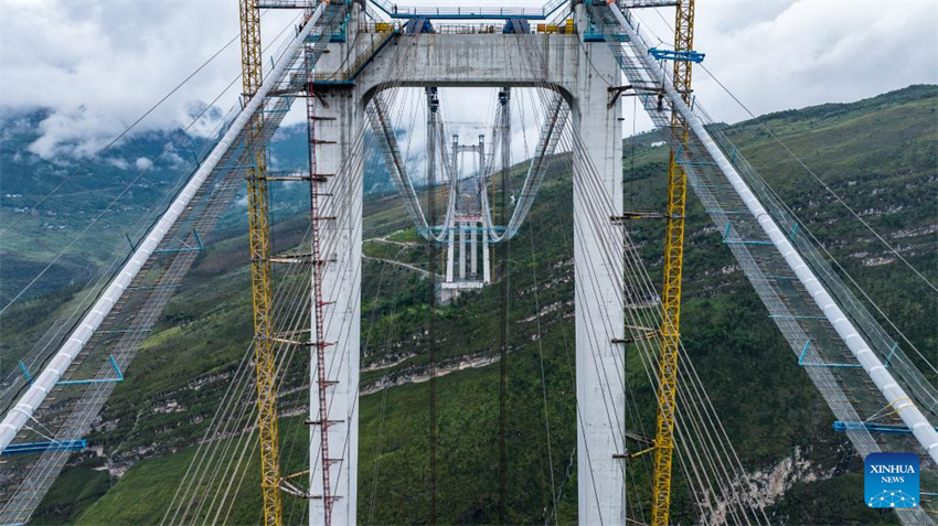 Grande Ponte de Tianmen em constru??o em Guizhou, na China