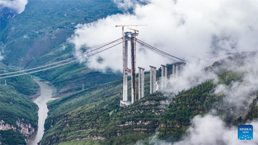 Grande Ponte de Tianmen em constru??o em Guizhou, na China