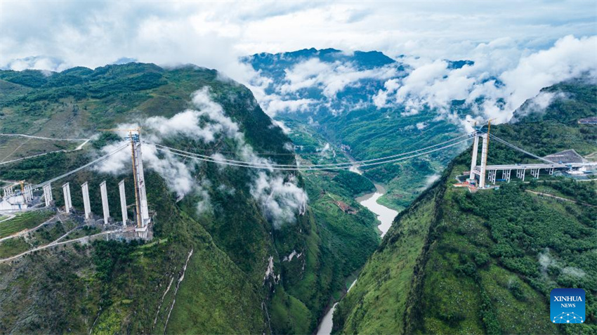 Grande Ponte de Tianmen em constru??o em Guizhou, na China