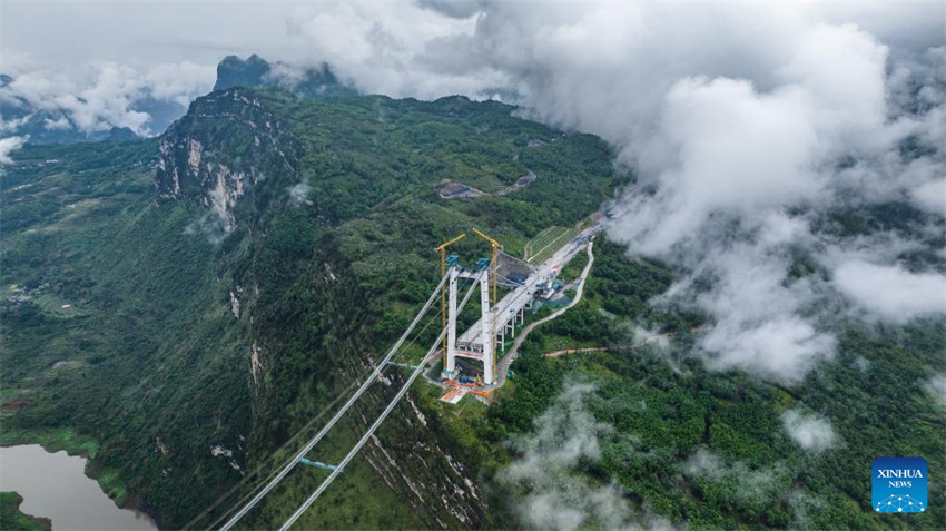 Grande Ponte de Tianmen em constru??o em Guizhou, na China