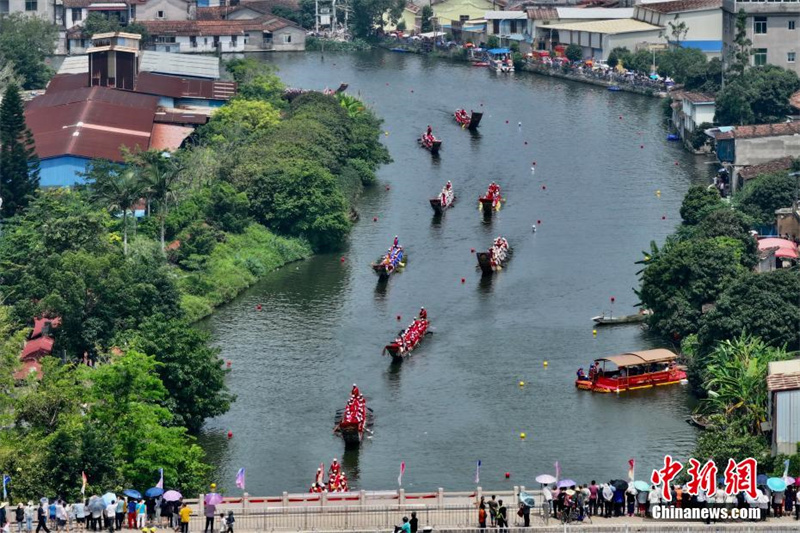 Fujian: 100 barcos-drag?o competem nas águas do rio Mulanxi, em Putian