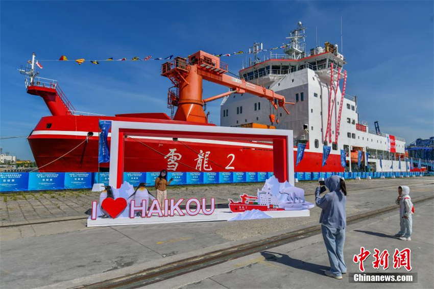 Quebra-gelo de pesquisa chinês Xuelong 2 abre ao público em Haikou