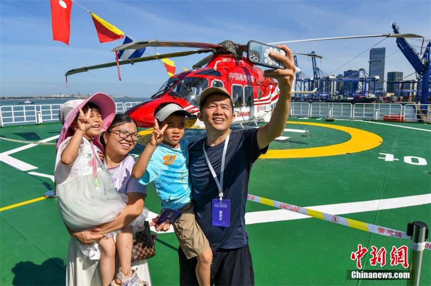 Quebra-gelo de pesquisa chinês Xuelong 2 abre ao público em Haikou