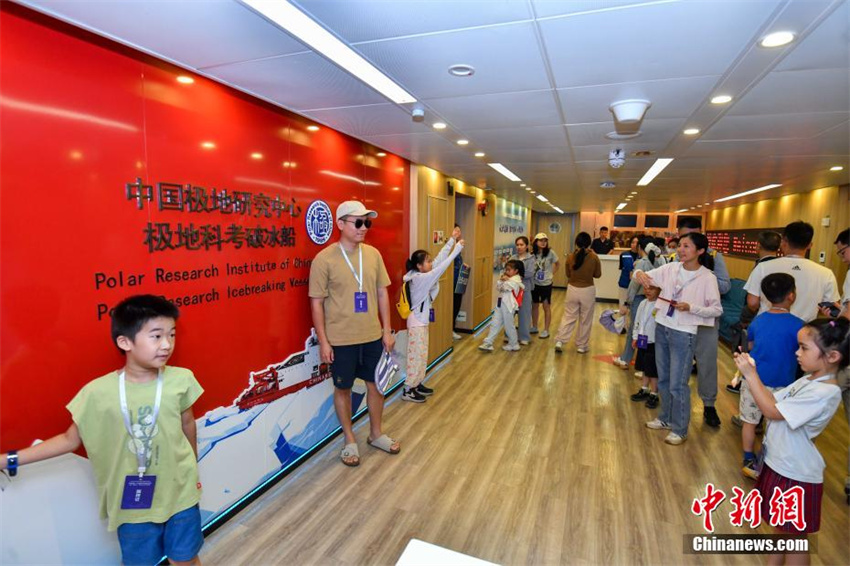 Quebra-gelo de pesquisa chinês Xuelong 2 abre ao público em Haikou